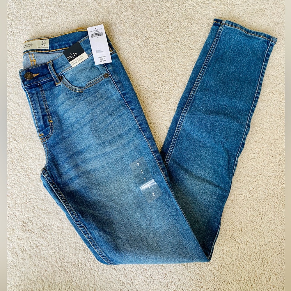 Brand new Abercrombie & Fitch super skinny jeans medium wash size 2R/26